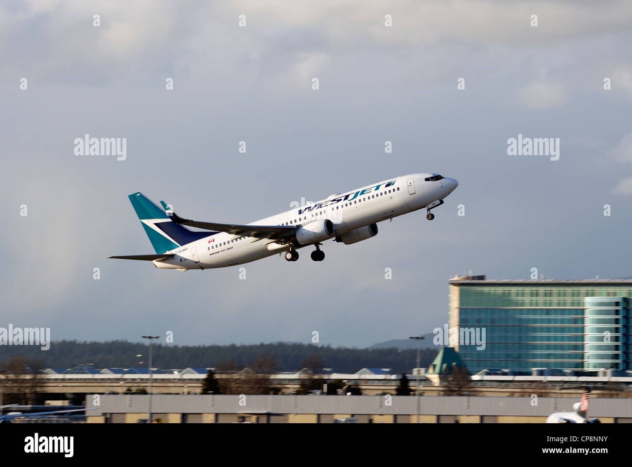 Westjet C-GJWS Boeing 737-8CT décollant de l'aéroport international de Vancouver. Banque D'Images