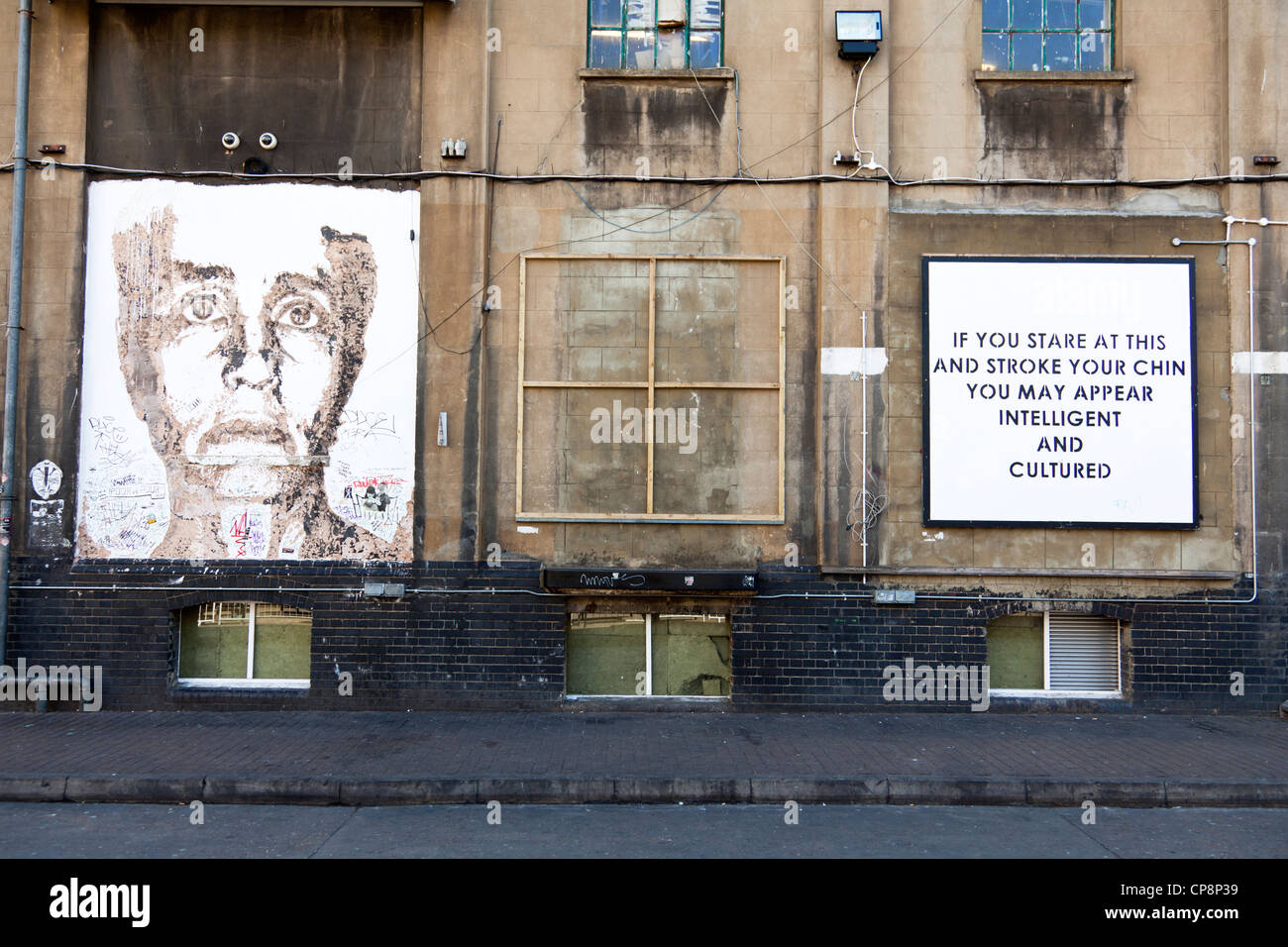 Street Art Par Mobstr et Alexandre Farto aka Vhils (), Dray à pied, Brick Lane, Londres, Angleterre, Royaume-Uni. Banque D'Images