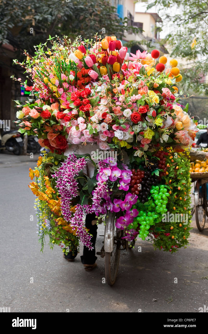 Marchande de fleurs dans le vieux quartier Hanoi Vietnam Banque D'Images