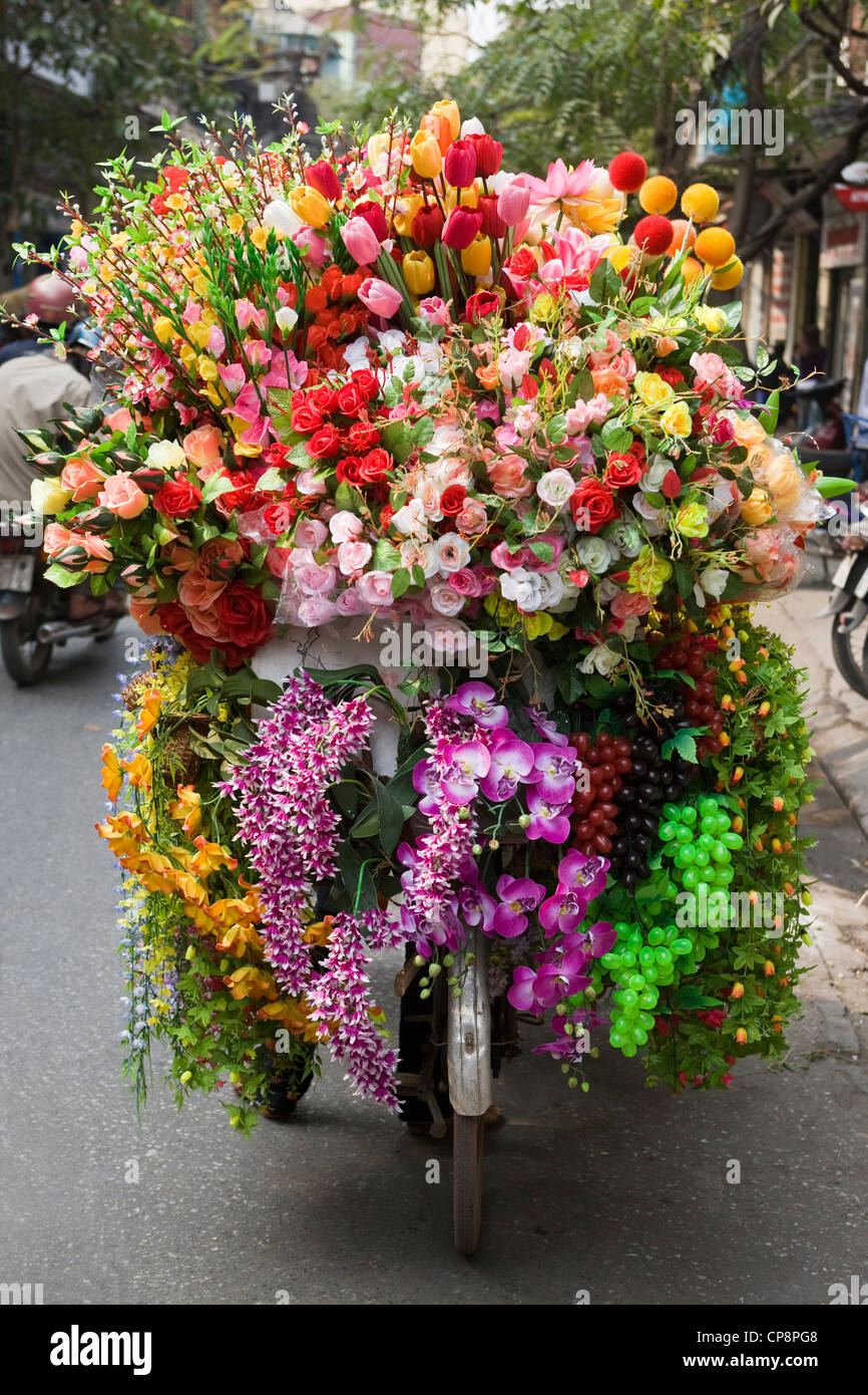 Marchande de fleurs dans l'ancien quartier français Hanoi Vietnam Banque D'Images