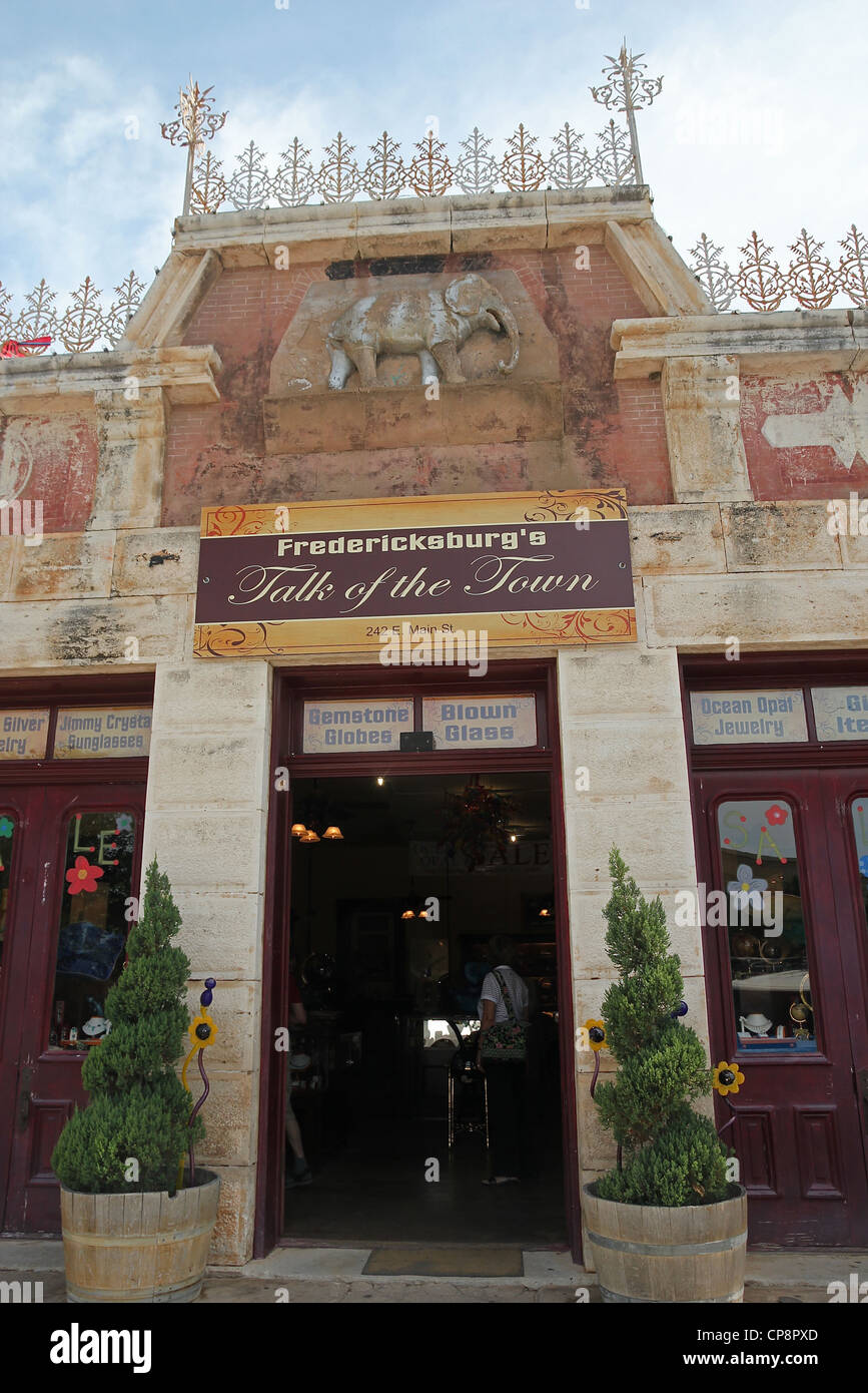 Un vieux bâtiment abritant un magasin qui vend des globes faites de pierres précieuses, de Fredericksburg, au Texas Banque D'Images