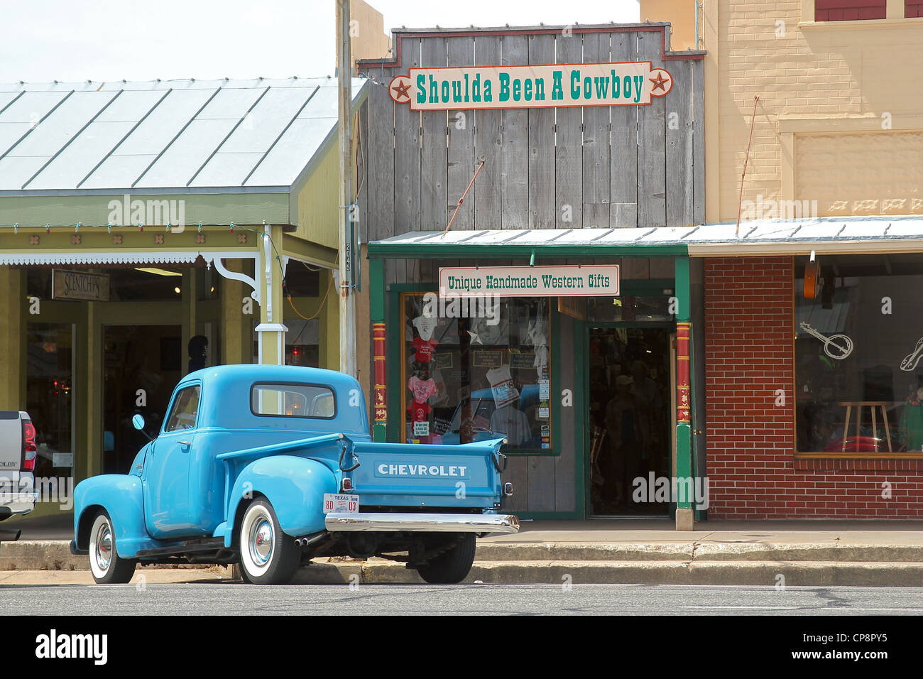 'Shoulda été un cowboy', magasin de style rétro avec un camion Chevrolet garée devant, à Fredericksburg, au Texas Banque D'Images