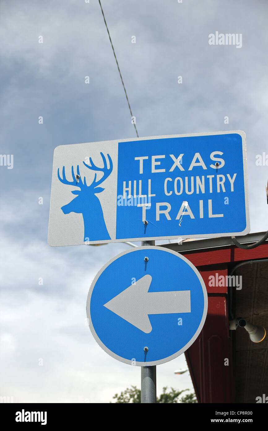 Inscrivez-vous au centre-ville de Fredericksburg orientant les visiteurs vers le Texas Hill Country Trail Banque D'Images