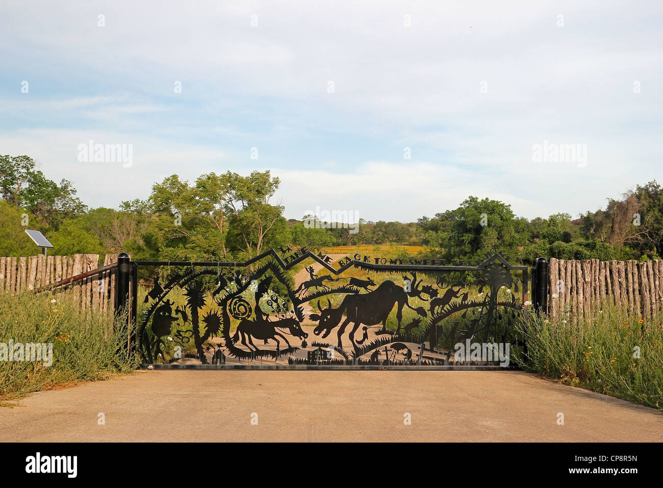 Porte de fer à une propriété le long de la route panoramique de Willow City Loop, près de Fredericksburg, au Texas Banque D'Images