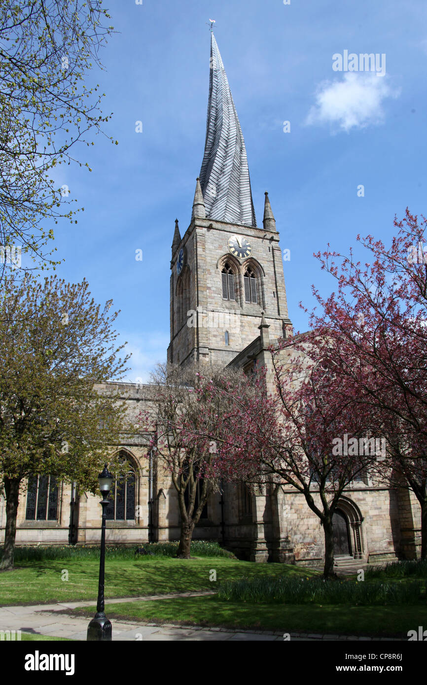 L'église paroissiale de Chesterfield connu sous le nom de the Crooked Spire Banque D'Images