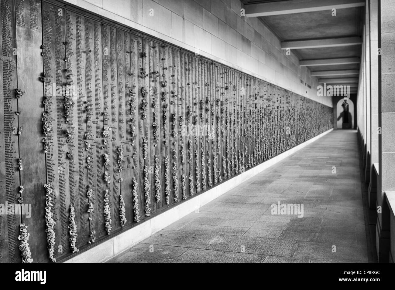 Le mur commémoratif honorant les morts à l'intérieur du Mémorial Australien de la guerre à Canberra. Banque D'Images