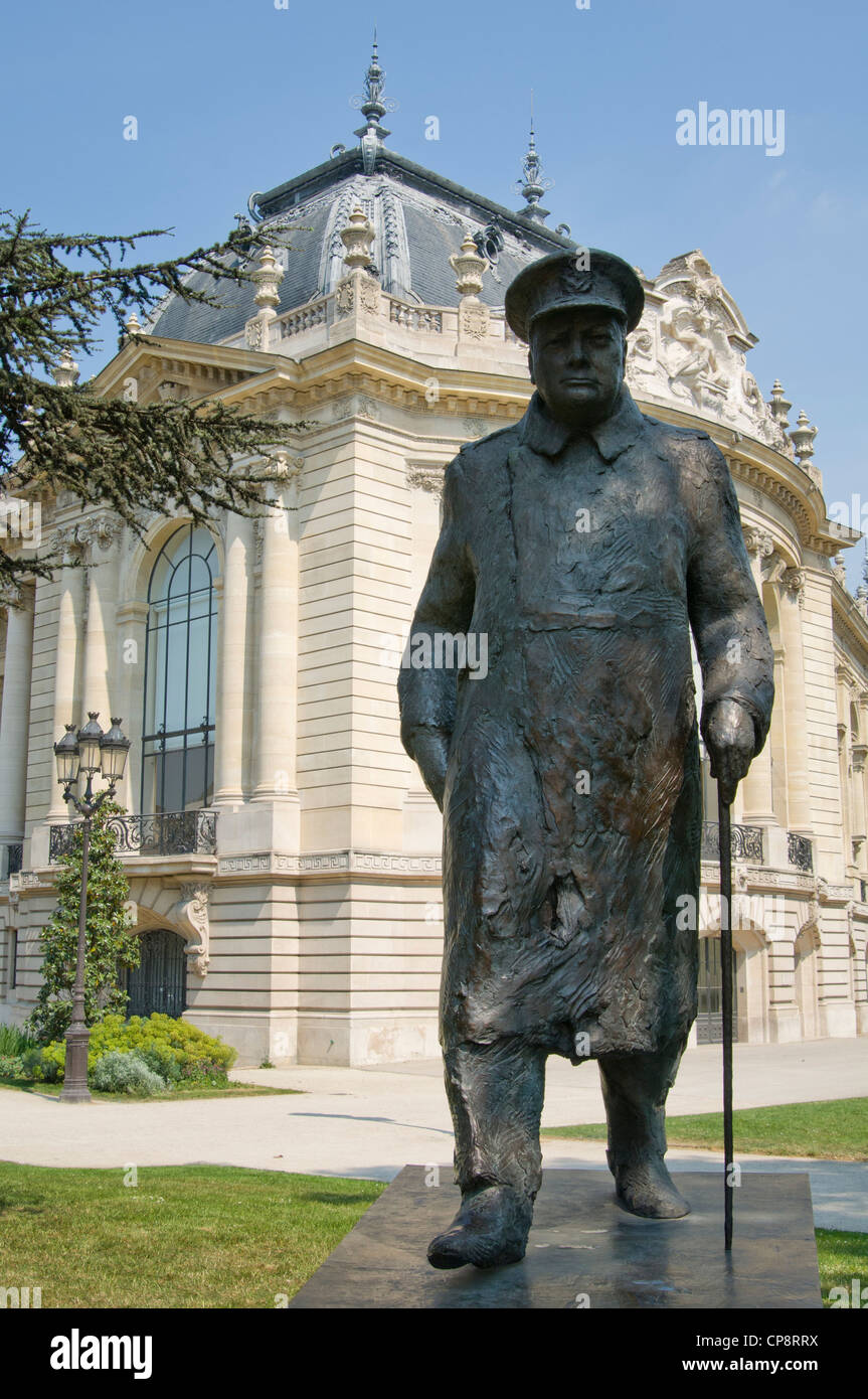 Winston Churchill statue sur l'Avenue Winston Churchill en face du Petit Palais, Paris, France Banque D'Images