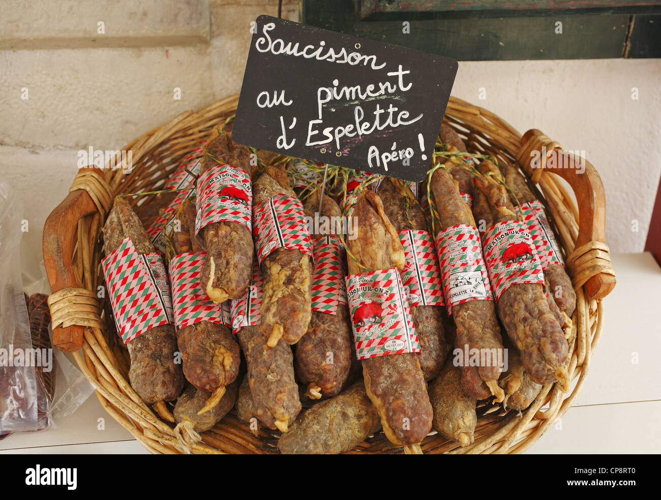 Le Français saucisses sèches (Saucisson), sélection de magasin à Espelette, France Banque D'Images