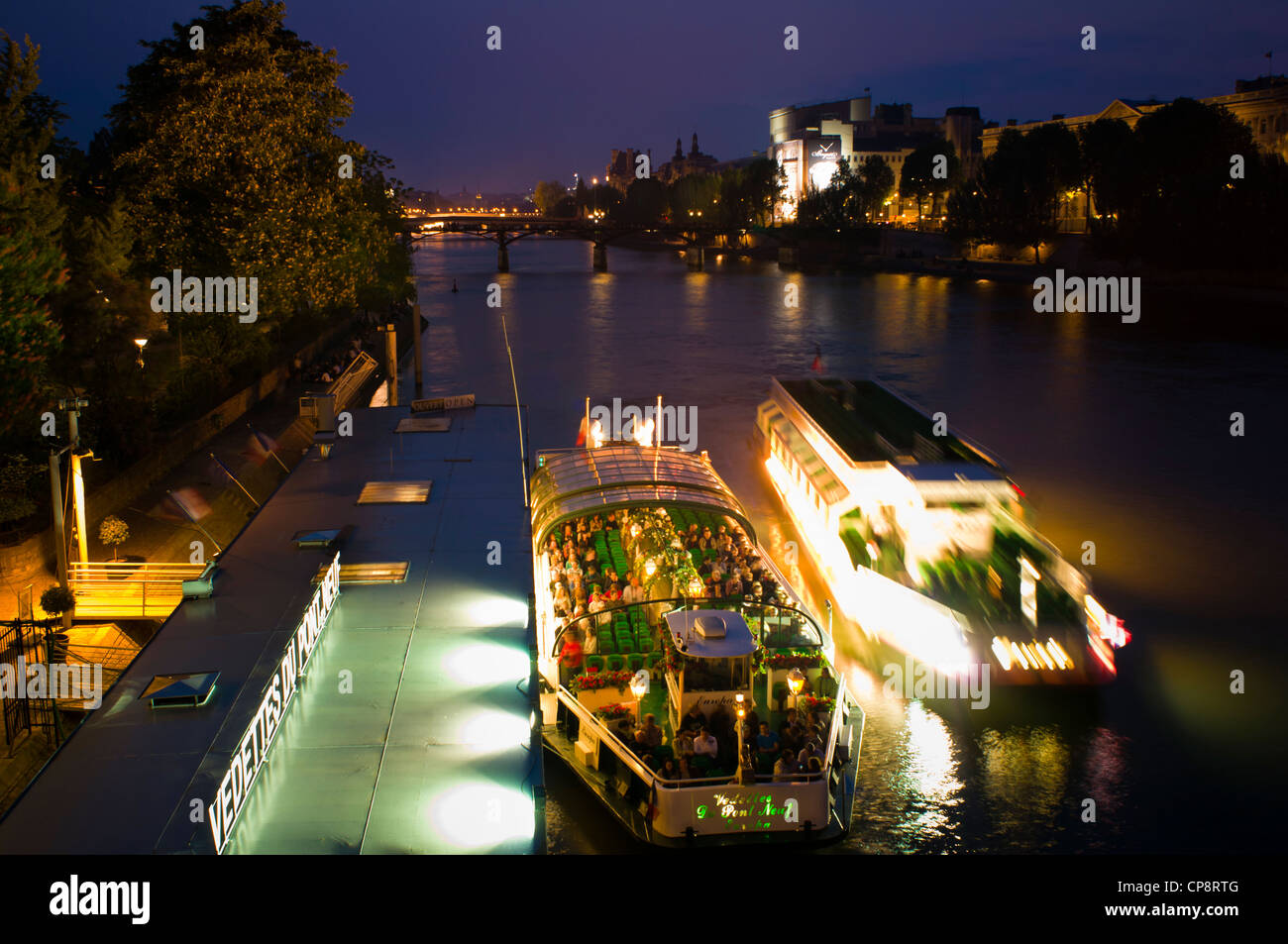 Croisière sur la Seine à bateaux Vedettes du Pont Neuf, Paris, France Banque D'Images