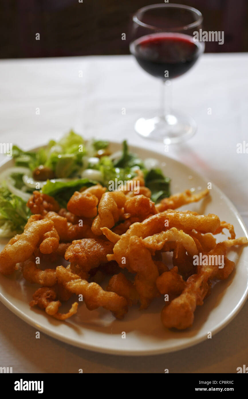 Calmars croustillants de style espagnol, servi dans le restaurant à Pasai Donibane, Pays Basque, Espagne Banque D'Images