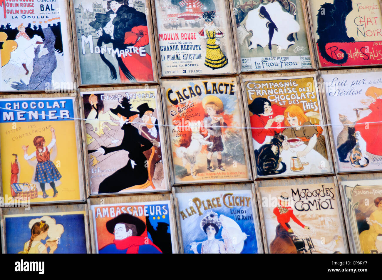 Impressions d'affiches à vendre dans le quartier de Montmartre à Paris, France Banque D'Images