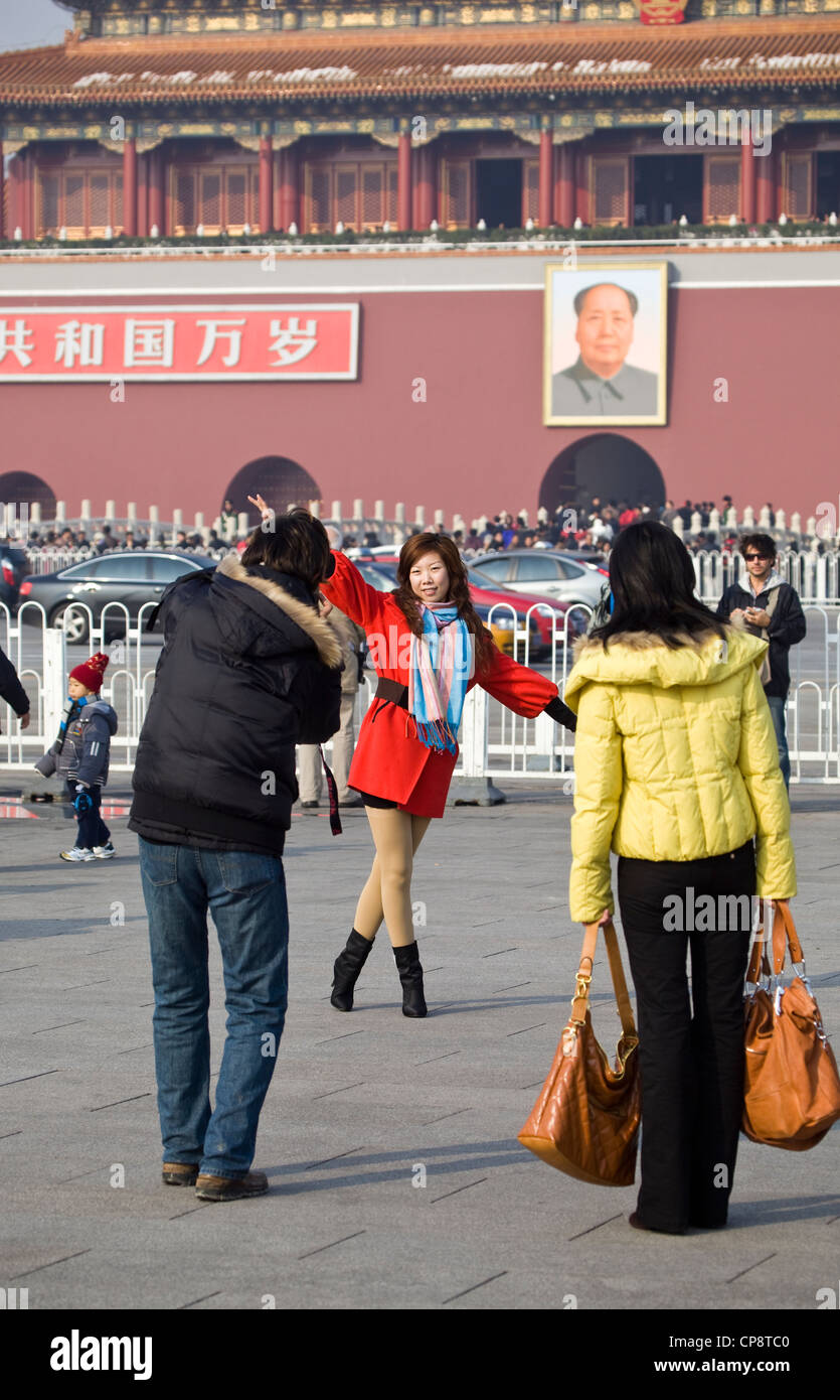 Les touristes de prendre des photos souvenirs à l'extérieur de la Place Tiananmen, la Cité Interdite Banque D'Images