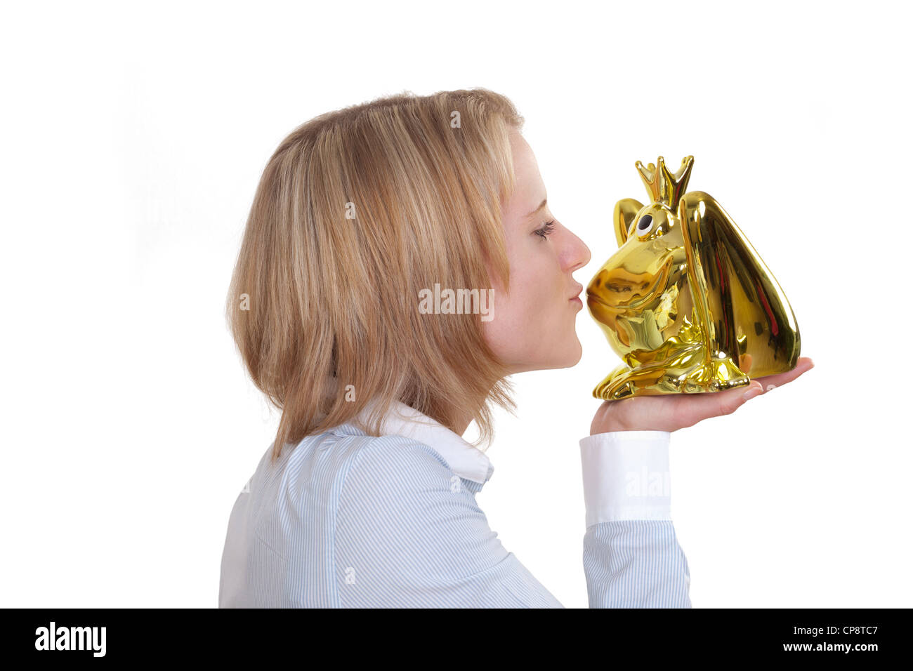 Le prince grenouille d'être embrassé par une belle jeune femme Banque D'Images