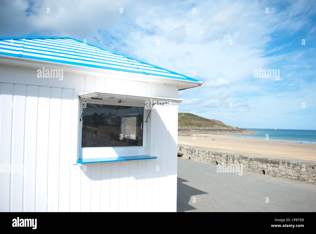 Cabane de plage à la plage de Longchamp de Saint-Lunaire,une station balnéaire entre St-Briac et Dinard, sur la côte nord de la Bretagne Banque D'Images