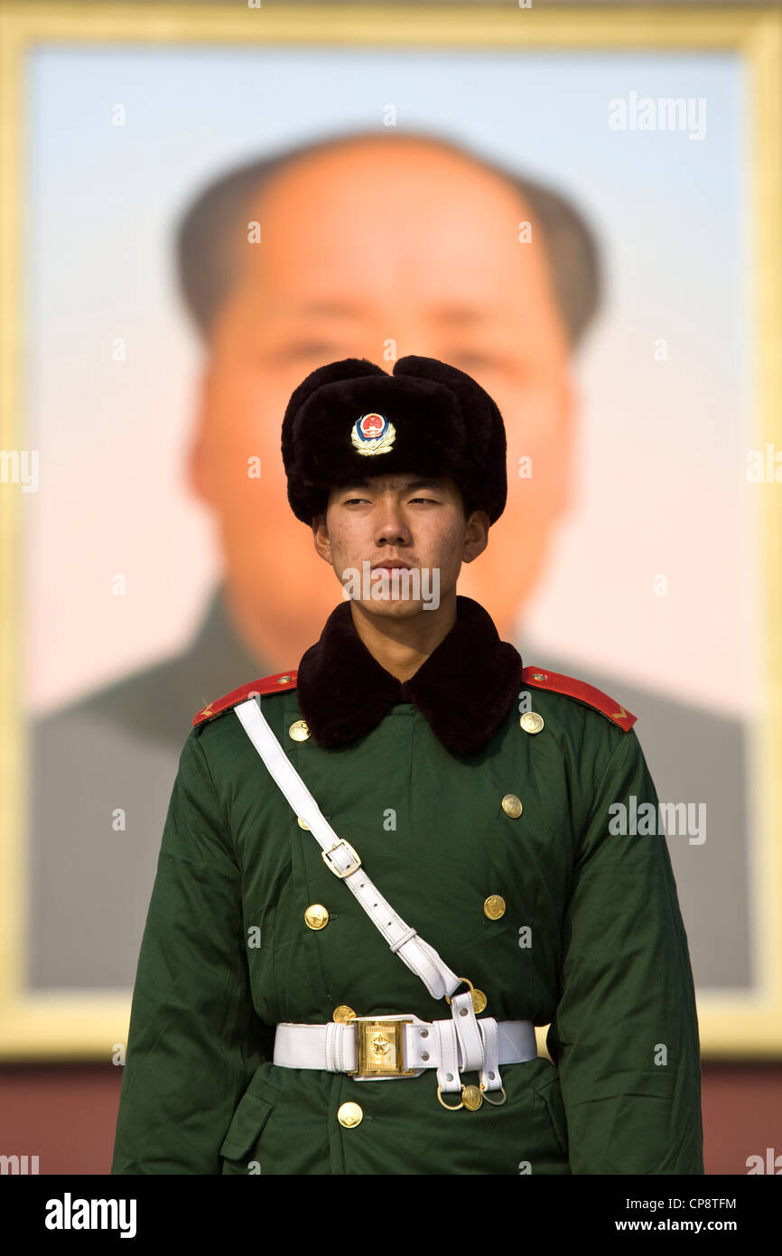 Forbidden City Guard standing in front of Photo de Mao Banque D'Images