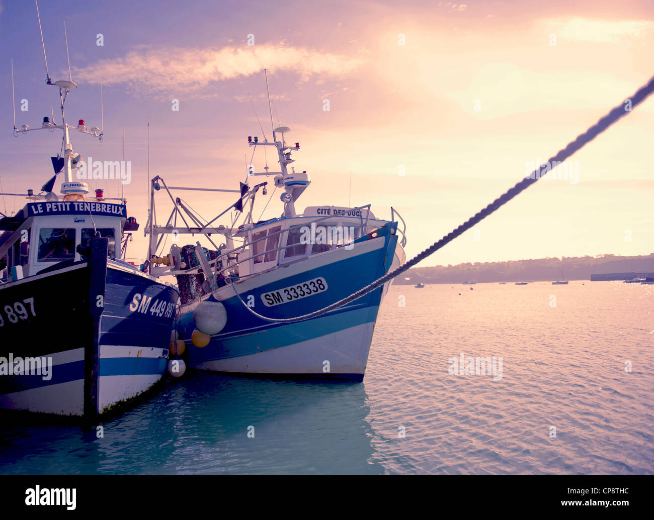 La pêche traditionnelle des bateaux amarrés au port de Cancale, capitale de l'huître sur la côte nord de la Bretagne Banque D'Images