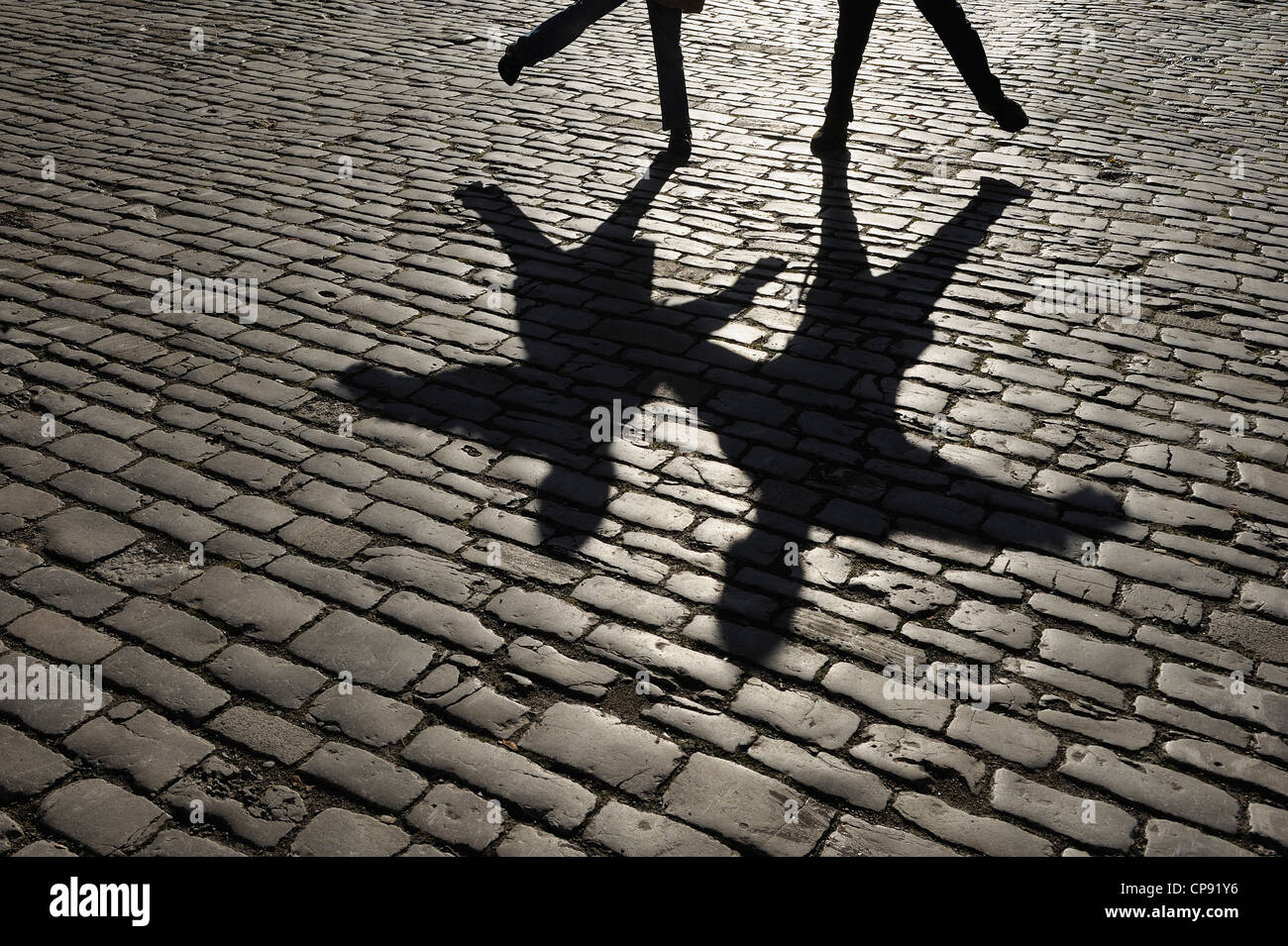 Allemagne, Bavière, Rothenburg ob der Tauber, Ombre de personnes sur cobblestone Banque D'Images