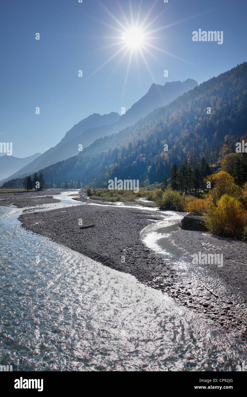 Autriche, Tyrol, voir des montagnes du Karwendel avec river Banque D'Images