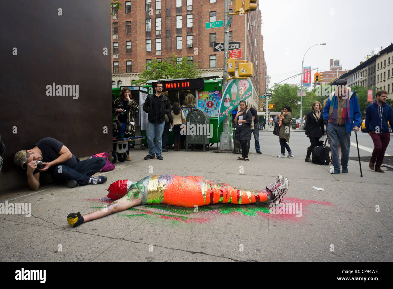 Une performance sans nom 'artiste' effectue sur West 23rd Street dans le quartier branché de West Chelsea art gallery à New York District Banque D'Images
