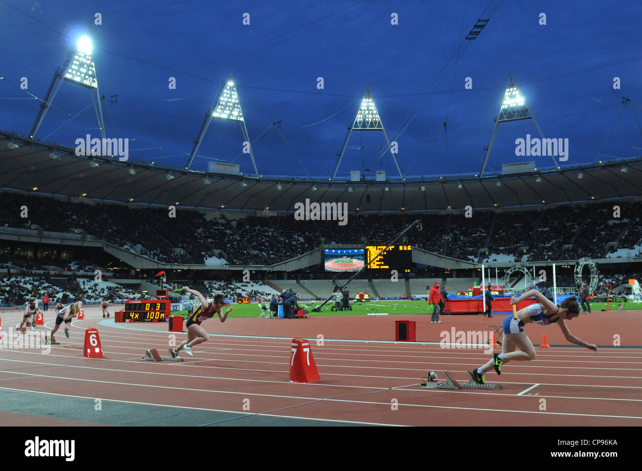 Stade d'athlétisme des Jeux olympiques 2012, Londres, Royaume-Uni. Relais 4 x 100 femmes à l'extérieur VISA BUCS Championnats mondiaux d'athlétisme. 05 Mai 2012 Banque D'Images