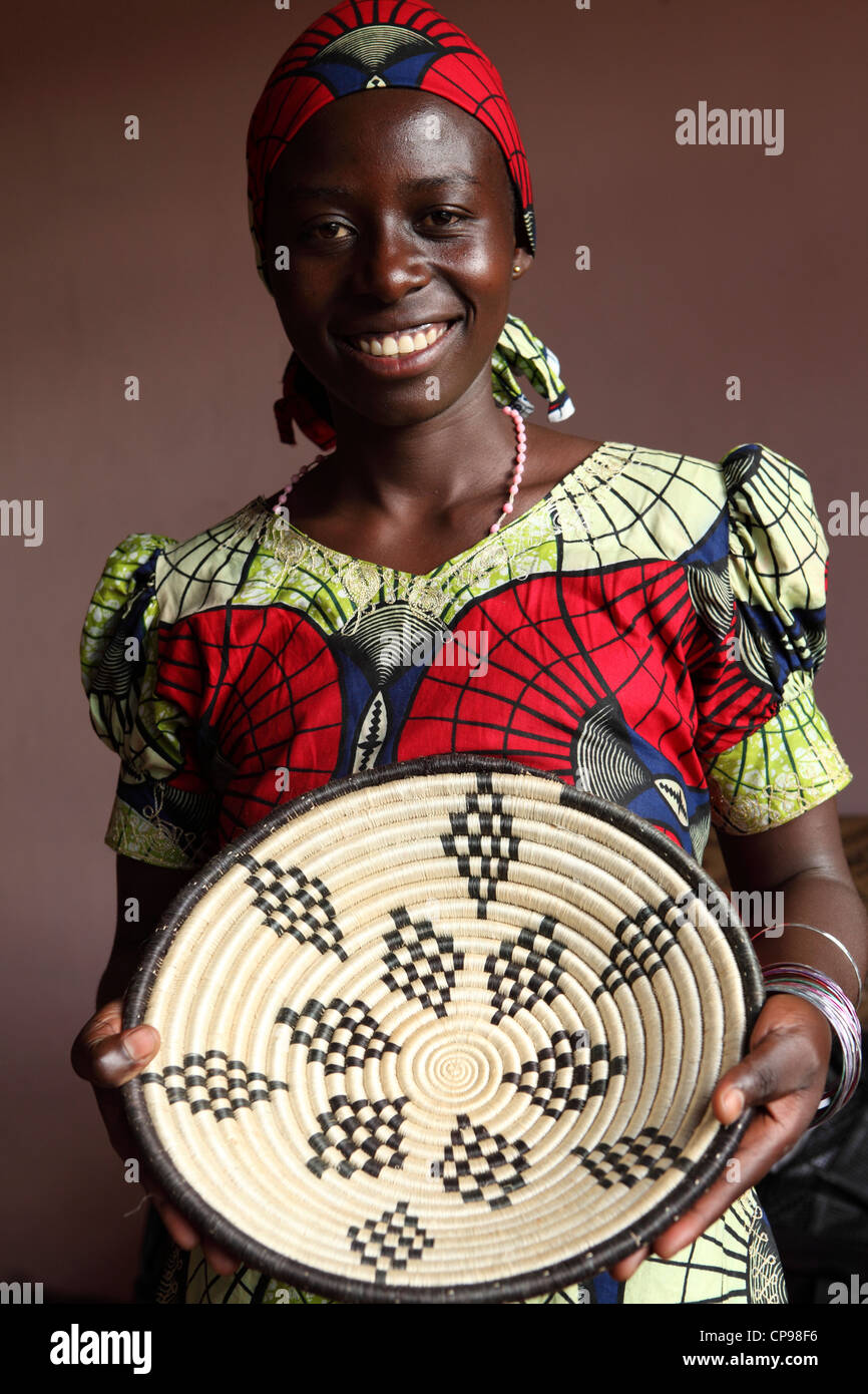 Femme rwandaise souriante Banque de photographies et d’images à haute ...
