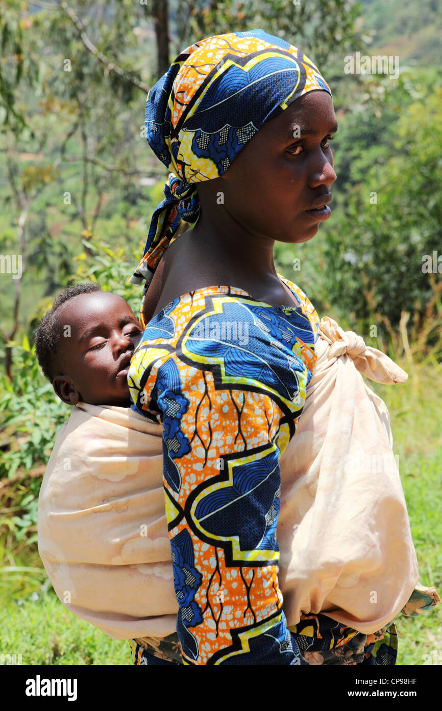 Une femme porte son bébé sur son dos, à la manière traditionnelle, au  Rwanda Photo Stock - Alamy