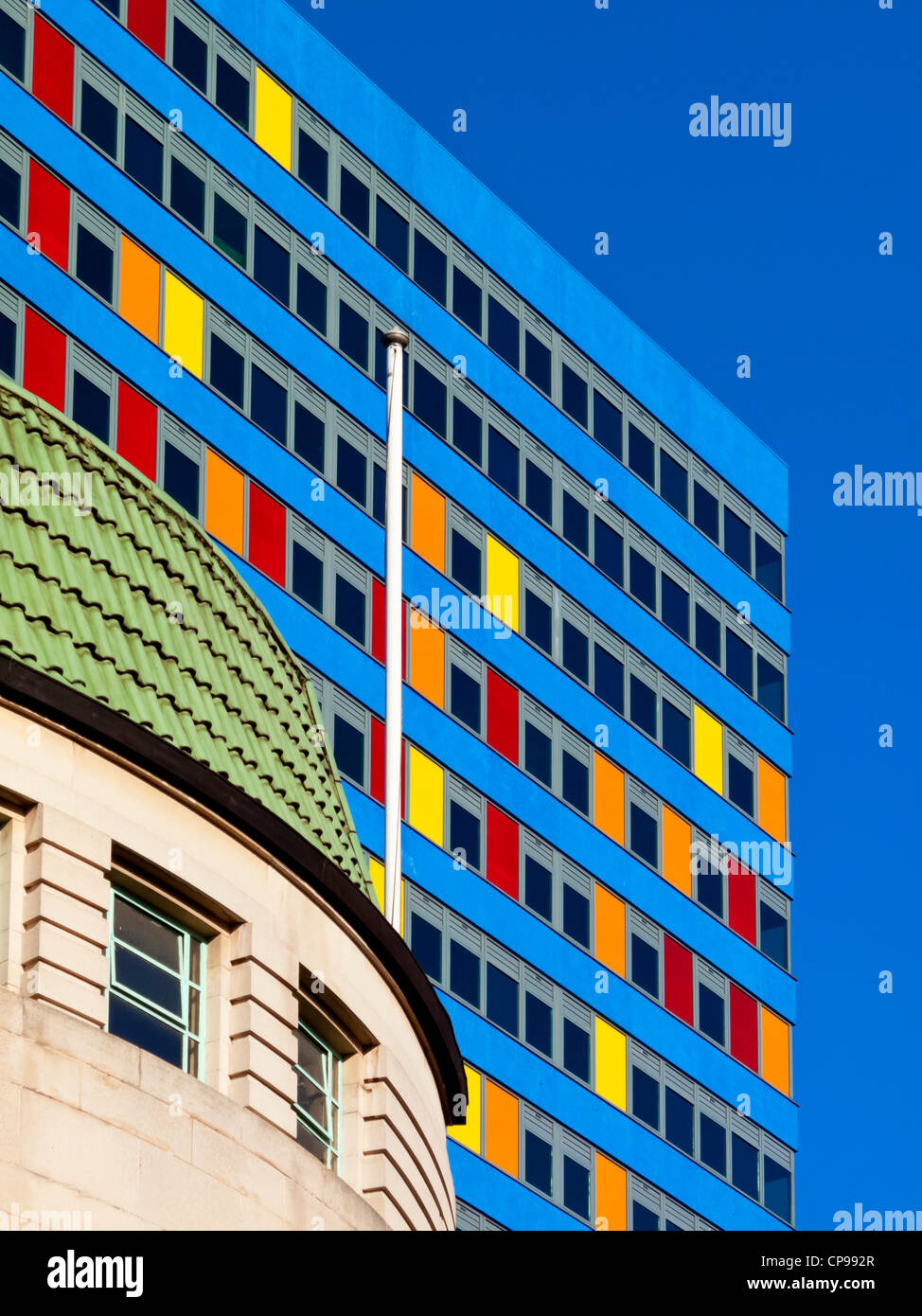 Premier Inn budget hotel situé dans le centre-ville de Leicester UK décoration extérieure de couleur vive avec un ancien immeuble de bureaux en béton Banque D'Images