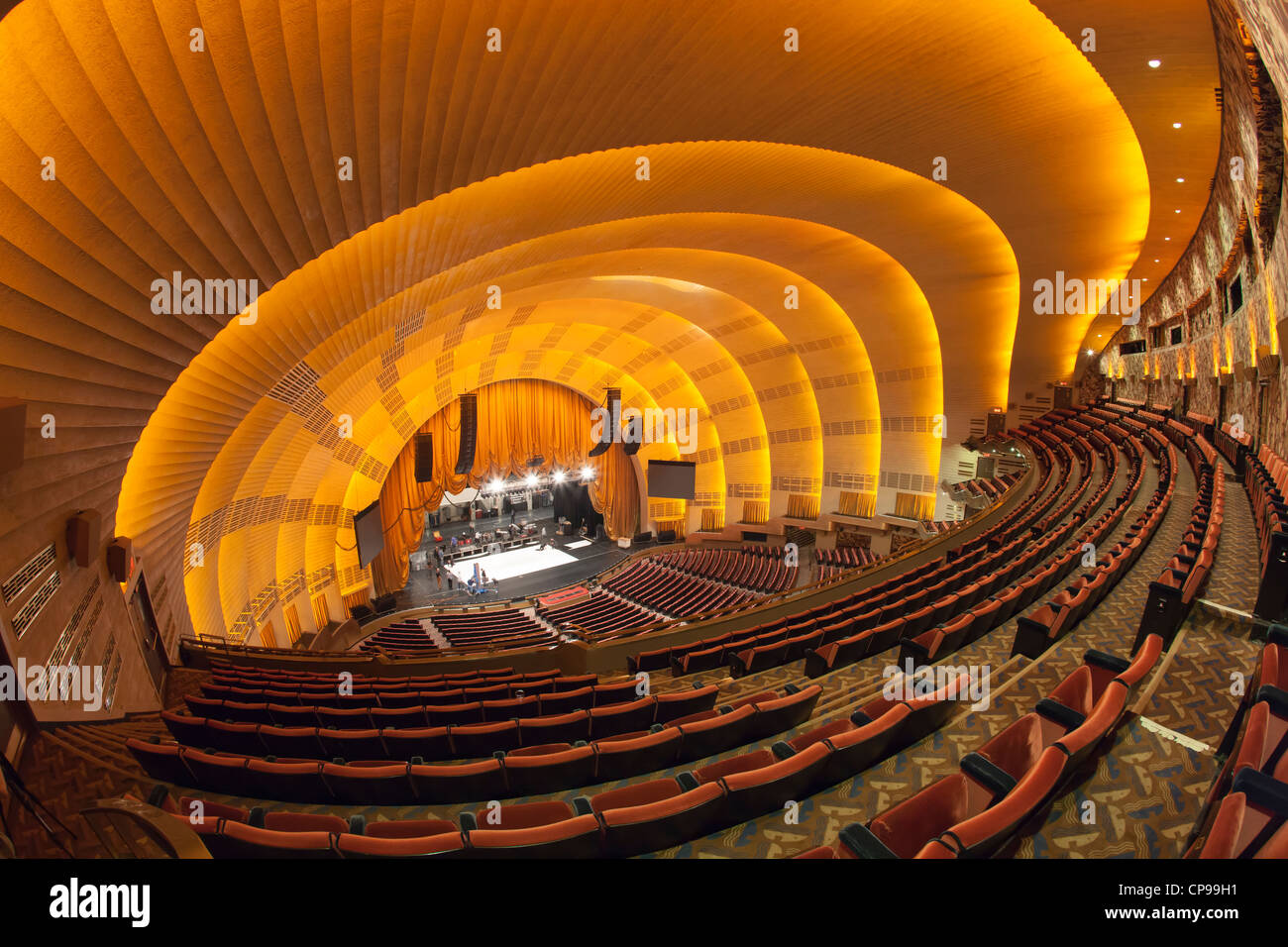 La vue de la scène depuis le balcon en tant que travailleurs à se préparer à un spectacle dans la ville historique de Radio City Music Hall de New York. Banque D'Images