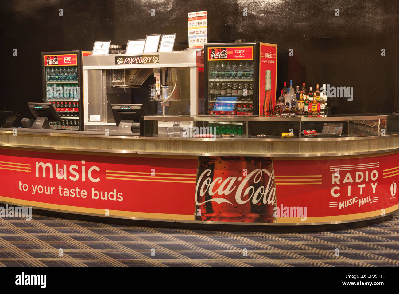 Un stand dans le quartier historique de Radio City Music Hall de New York. Banque D'Images