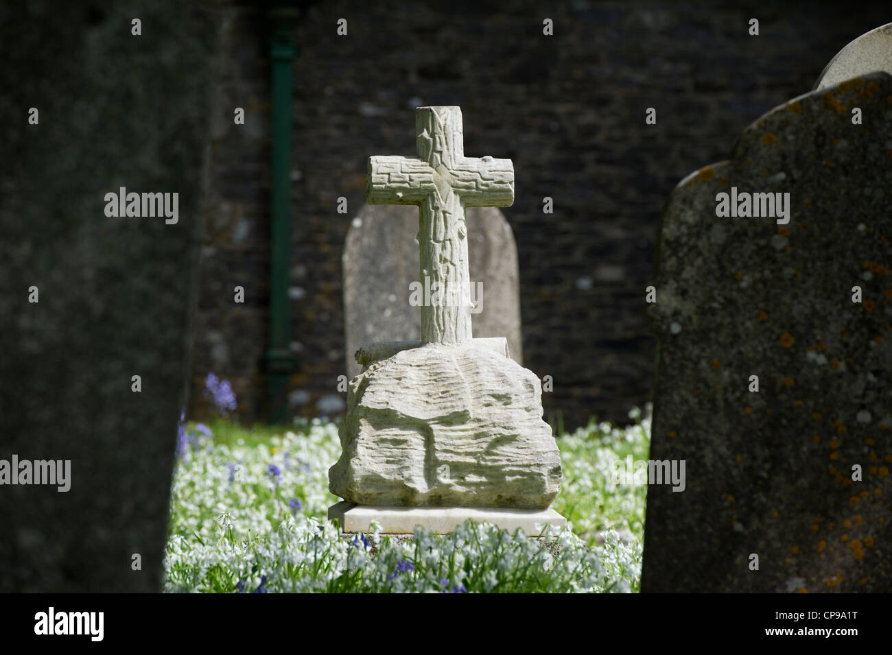 Pierre tombale croix dans l'église Holy Trinity, TOTNES, Devon, Angleterre Banque D'Images