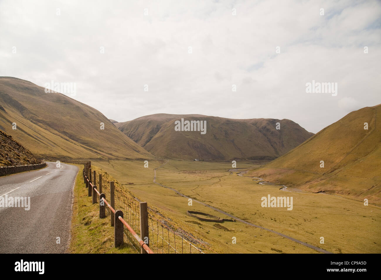 Une route de campagne à travers les vents son landdscape écossais ,passé tortueux,montagnes et cours d'eau. Banque D'Images