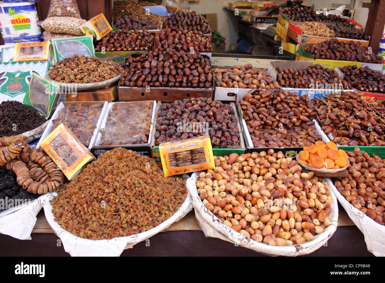 Dates marocain, les figues, les abricots et les noix sur une cabine de Médina de Fès. Situé au cœur de cette ville médiévale du marché de l'animation. Banque D'Images