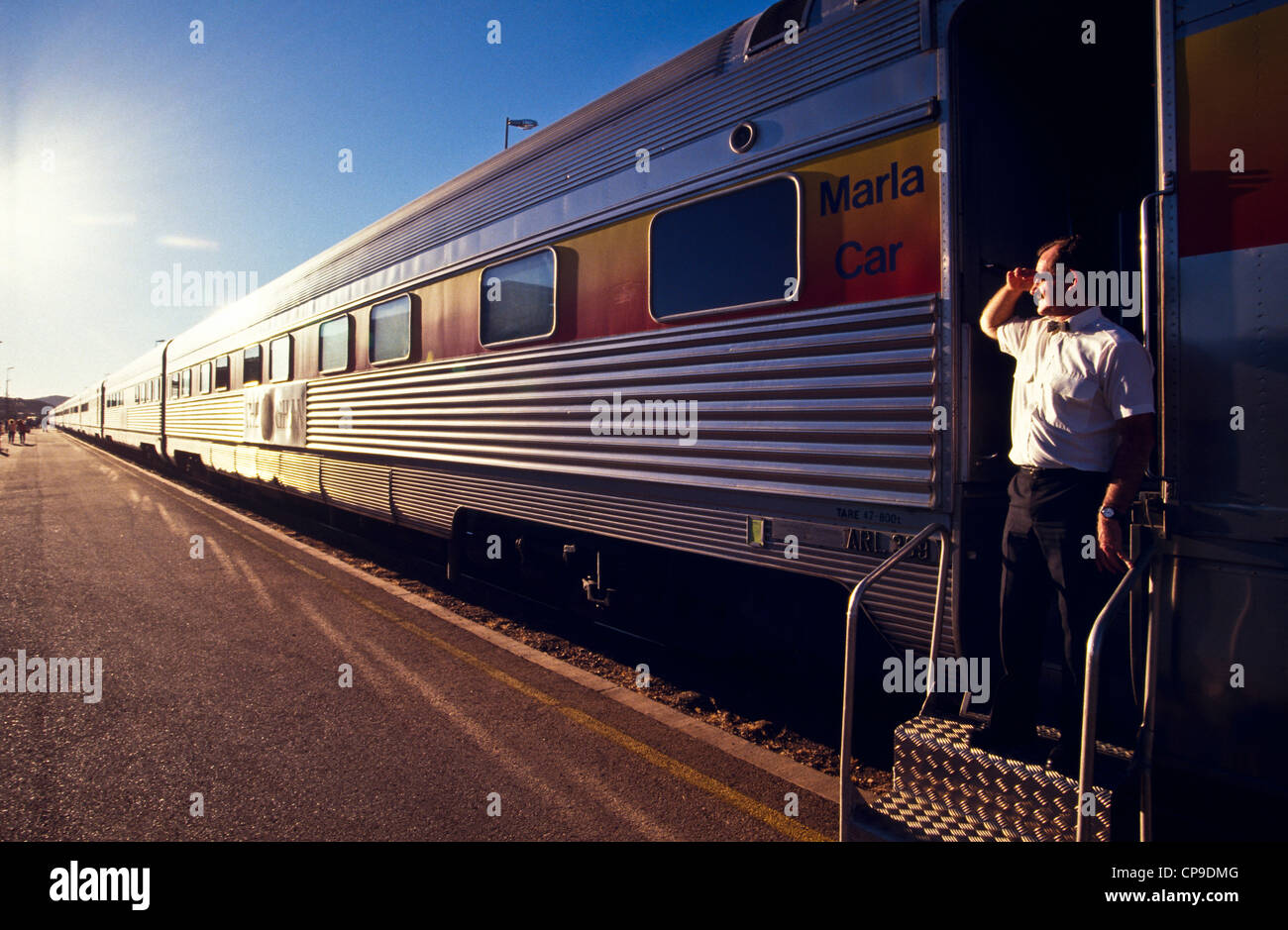 L' 'Ghan train de voyageurs, Alice Springs, Australie outback Banque D'Images