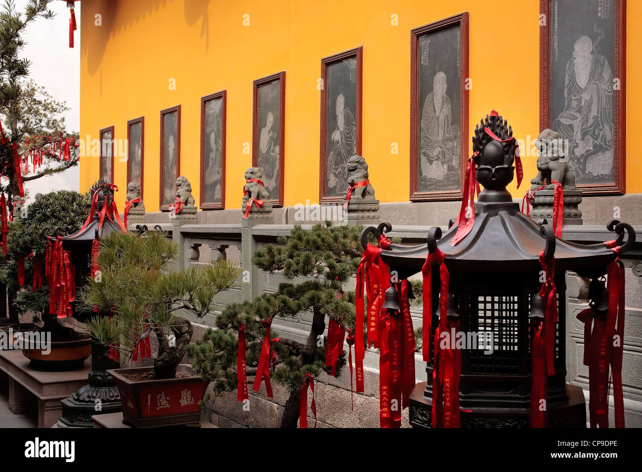 Pierre lanternes gravures bouddhistes Décorations Ruban Rouge Statue Temple du Bouddha de Jade Shanghai Banque D'Images