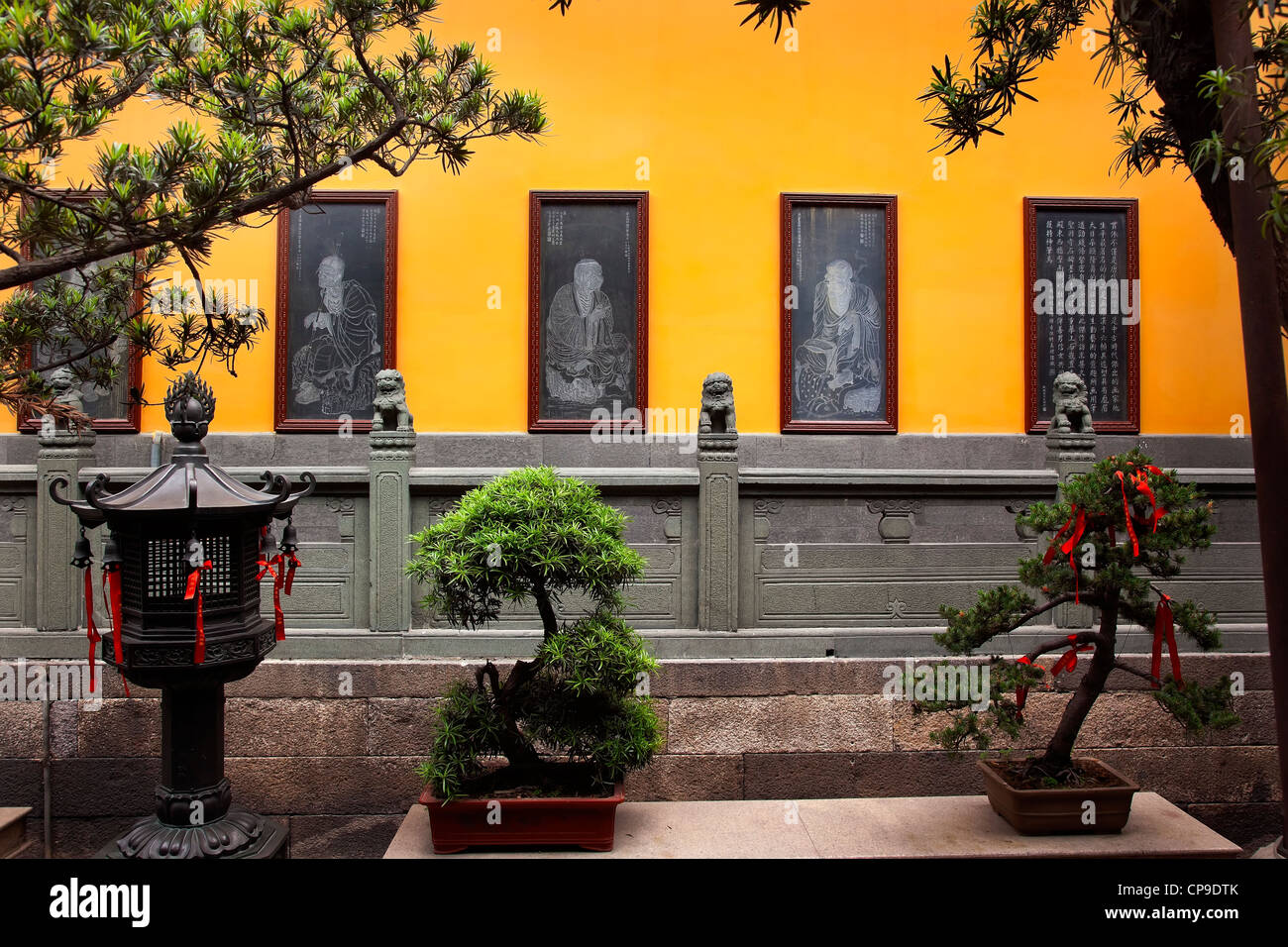 Eaux-fortes de Pierre bouddhiste Décorations Ruban Rouge Lanternes Statue Temple du Bouddha de Jade Jufo Si Shanghai Chine Banque D'Images