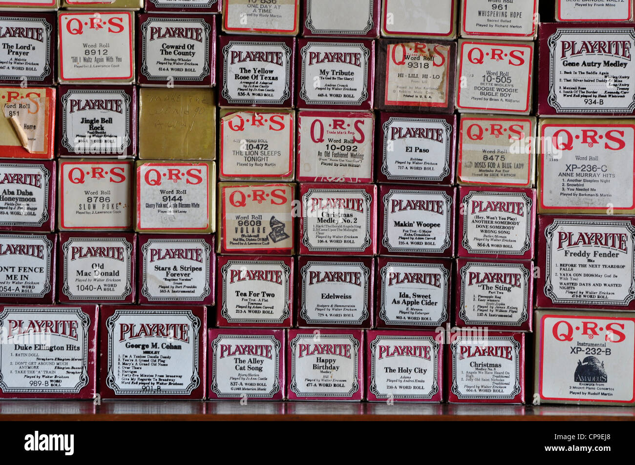 Player piano roll cases sur haut de piano à Hot Lake Springs, Oregon. Banque D'Images