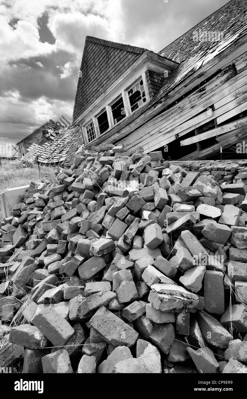 Tas de briques dans l'avant du bâtiment s'est effondré, Lac Chaud, de l'Oregon. Banque D'Images