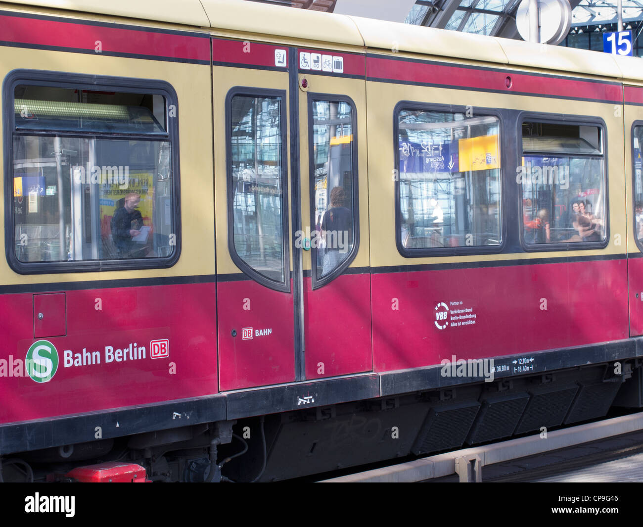 Le chemin de fer allemand à Berlin - Un S Bahn à Hauptbahnhof Banque D'Images