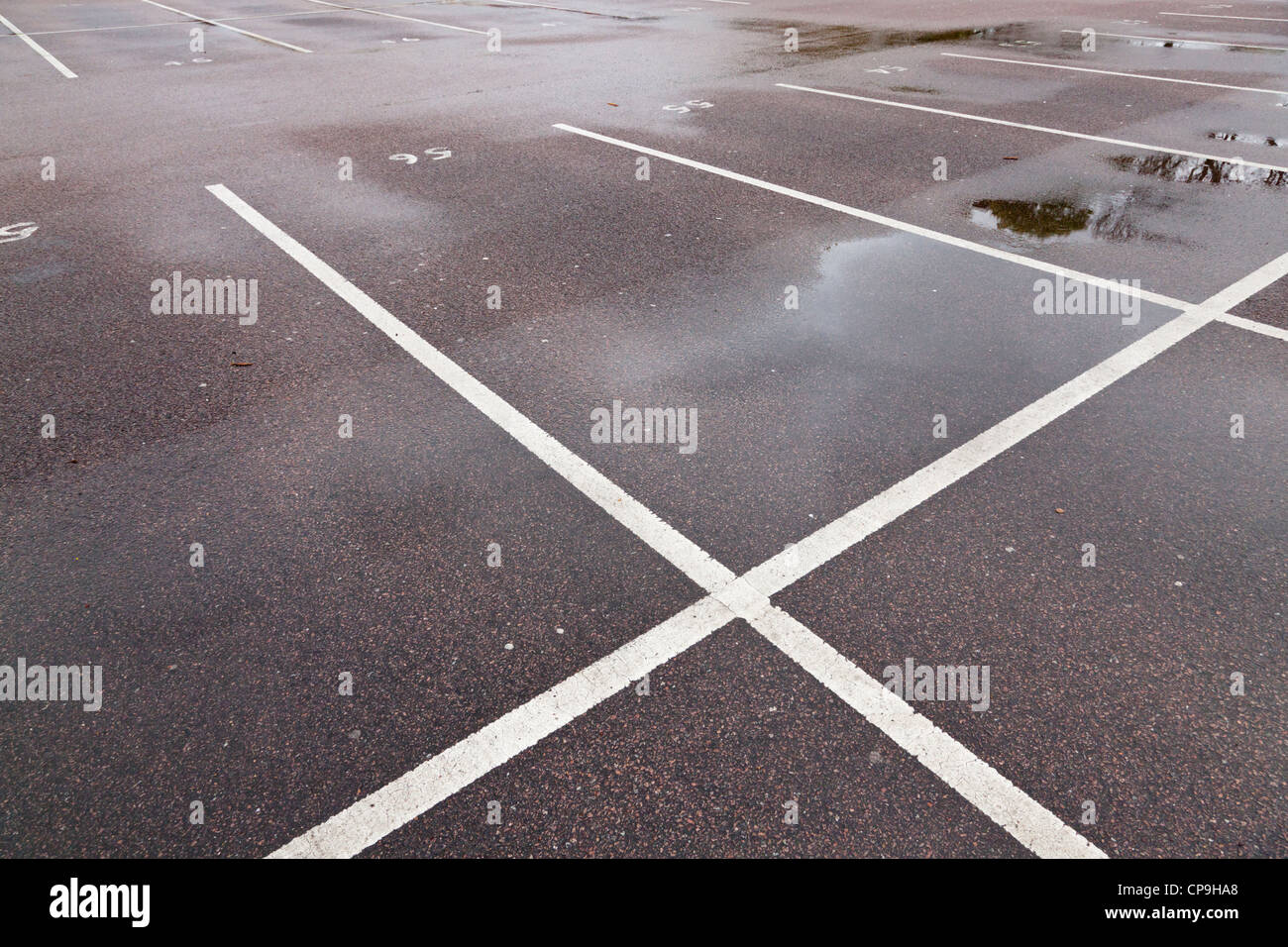 Des places de parking vides par temps humide, Lancashire, England, UK Banque D'Images