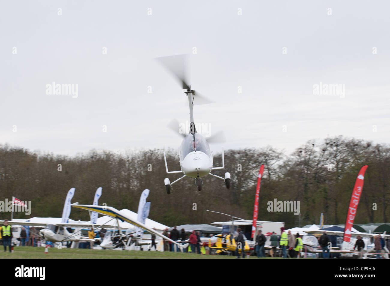 Une vue sur la tête d'un RotorSport Calidus Gyrocopter en venant d'atterrir à l'Aérodrome de Popham près de Basingstoke Hampshire Angleterre Banque D'Images