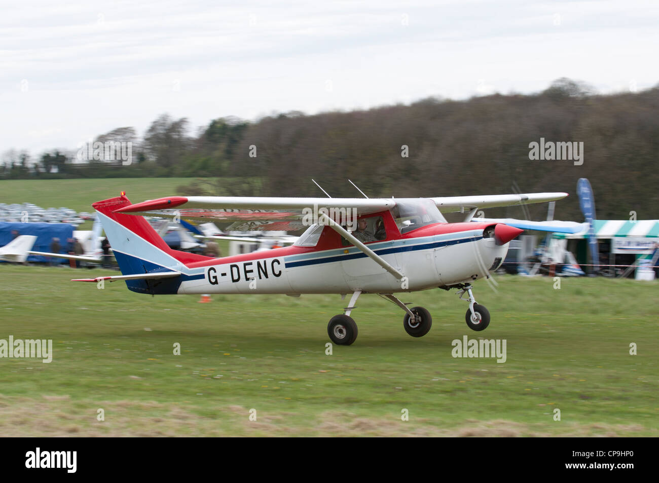 Reims Aviation Cessna 150 G Enregistrement-DENC décolle à l'aérodrome de Popham près de Basingstoke Hampshire Angleterre Banque D'Images