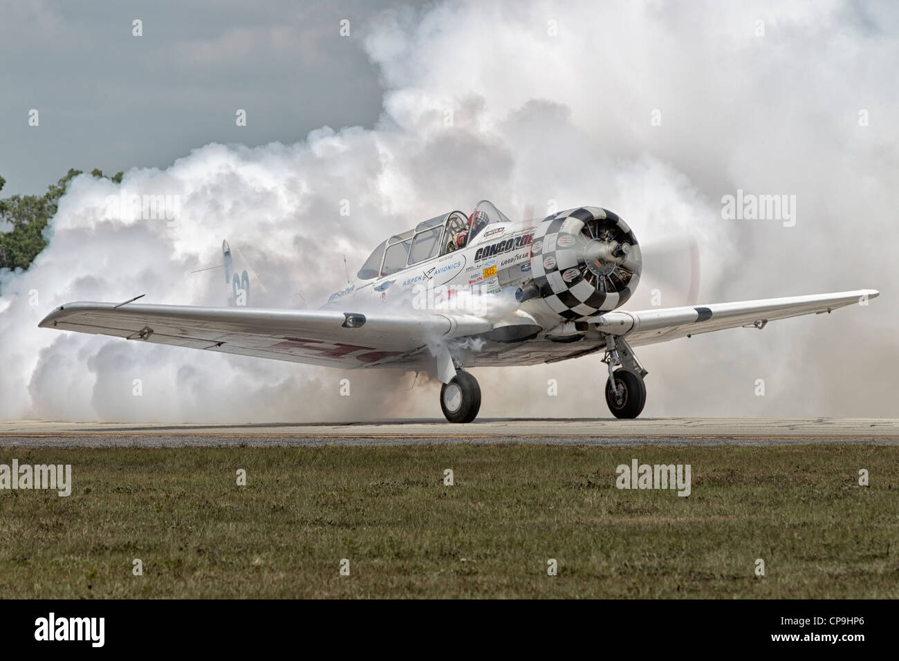 North American AT6 de l'équipe texane Aeroshell effectuant une gravure de NASCAR Banque D'Images