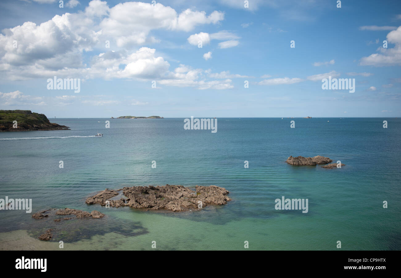 Un groupe d'îles rocheuses sont situés dans la baie de Saint Malo en Ille-et-Villaine, Bretagne, France Banque D'Images