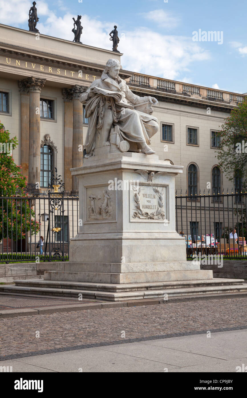 Statue de Wilhelm von Humboldt en dehors de l'Université Humboldt, Berlin, Allemagne Banque D'Images