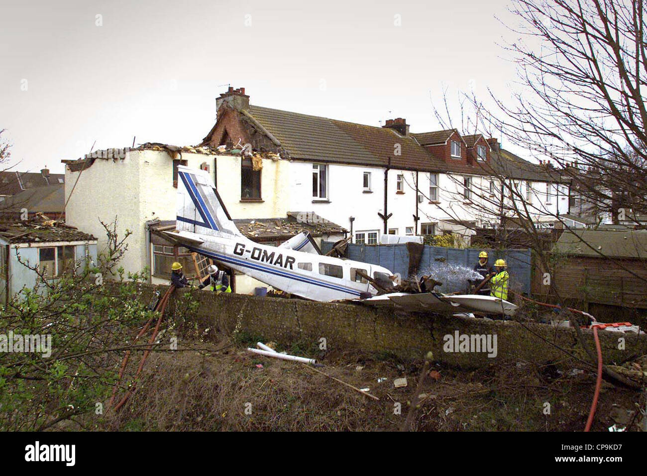 Les pompiers sur les lieux d'un accident d'avion léger à Shoreham. Le 2 avril 2001. Photo Jamie Mann Banque D'Images