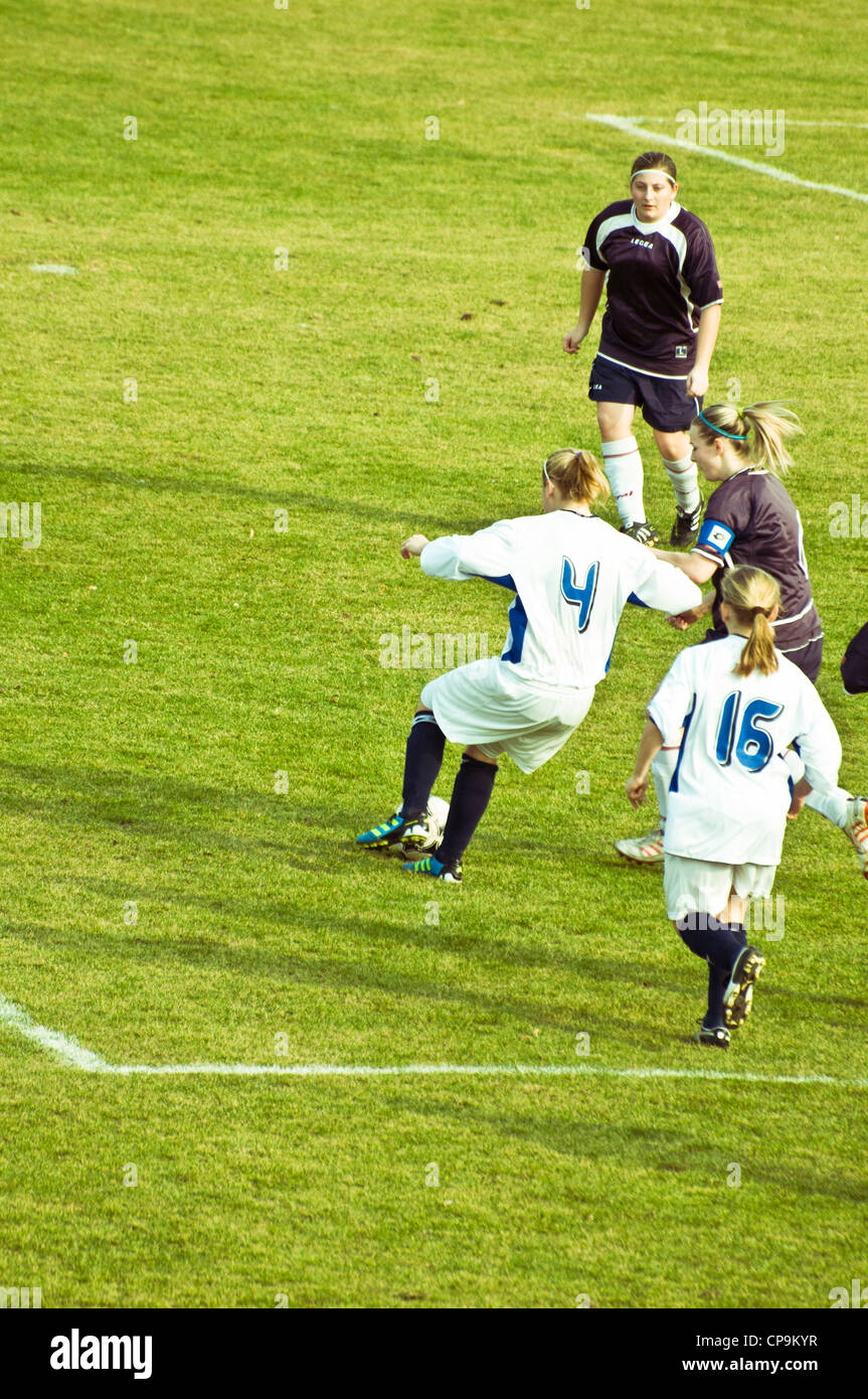 Les filles jouant au football Banque D'Images