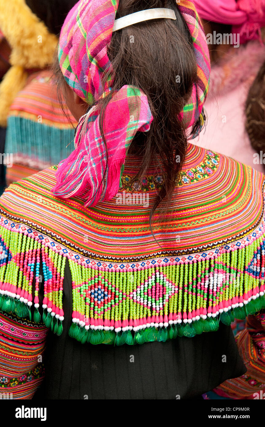 Vue arrière close up detail girl Flower Hmong et coiffure détail veste Nord Vietnam Banque D'Images