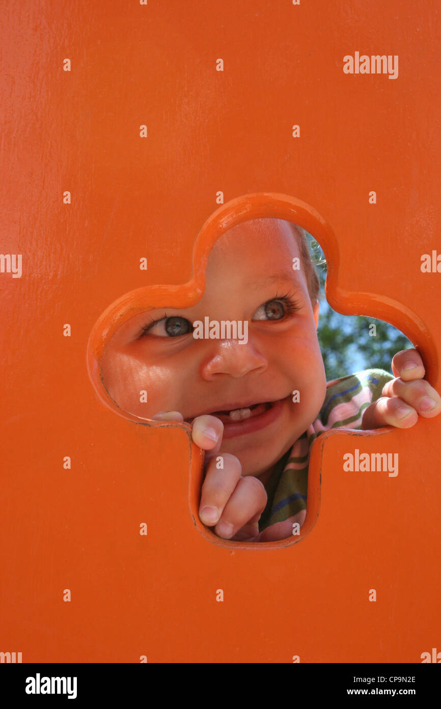 Portrait d'enfant en forme de trèfle en lorgnant dans Jeux pour enfants Banque D'Images