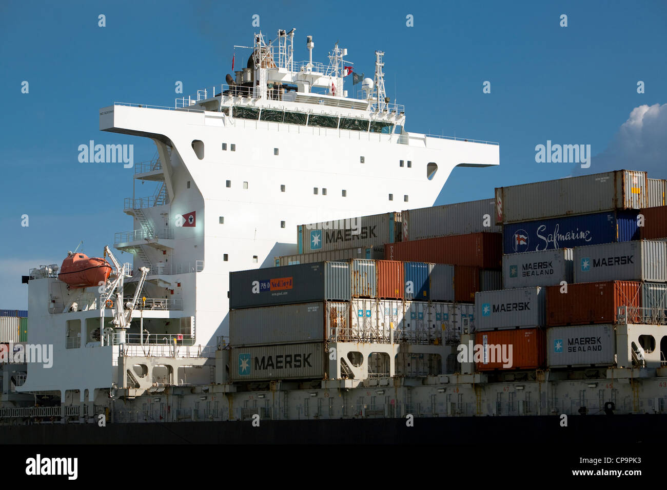 Sarnia Maersk container ship arrivant en poste à conteneurs Southampton Banque D'Images