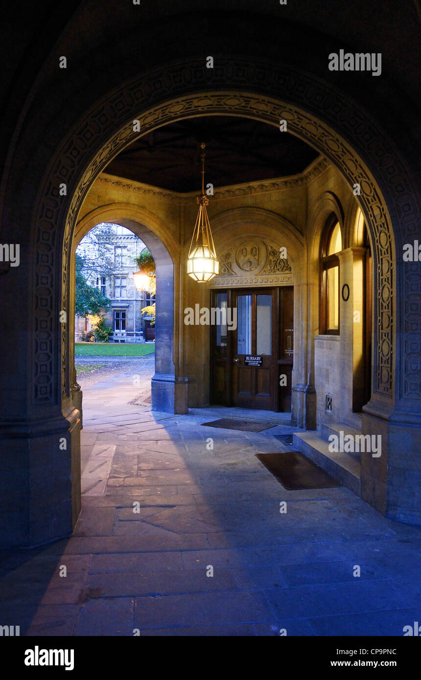 Soirée lampe allumée arch à pied dans le vieux bâtiment en pierre Banque D'Images